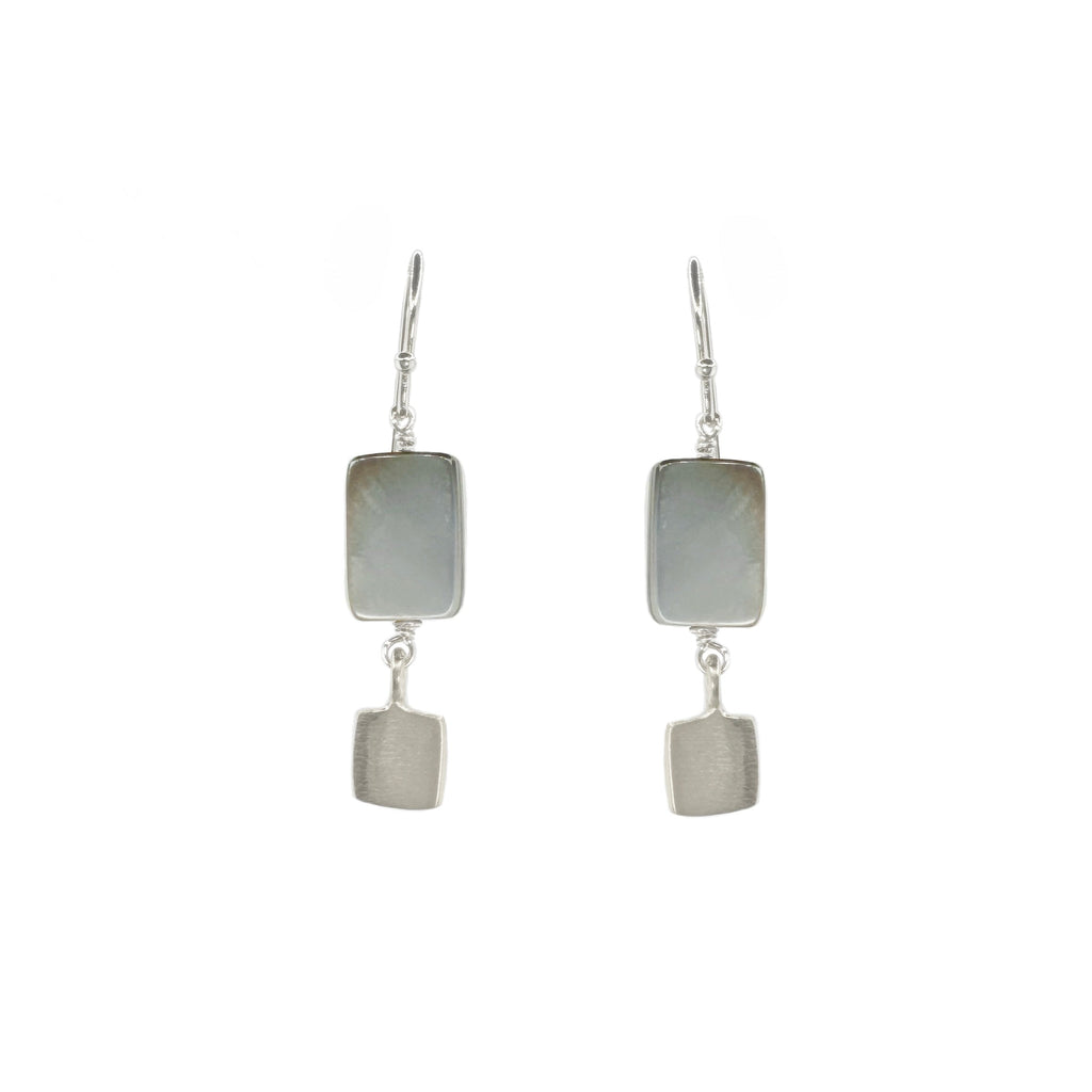 grey mother of pearl w. tiny square earrings in silver