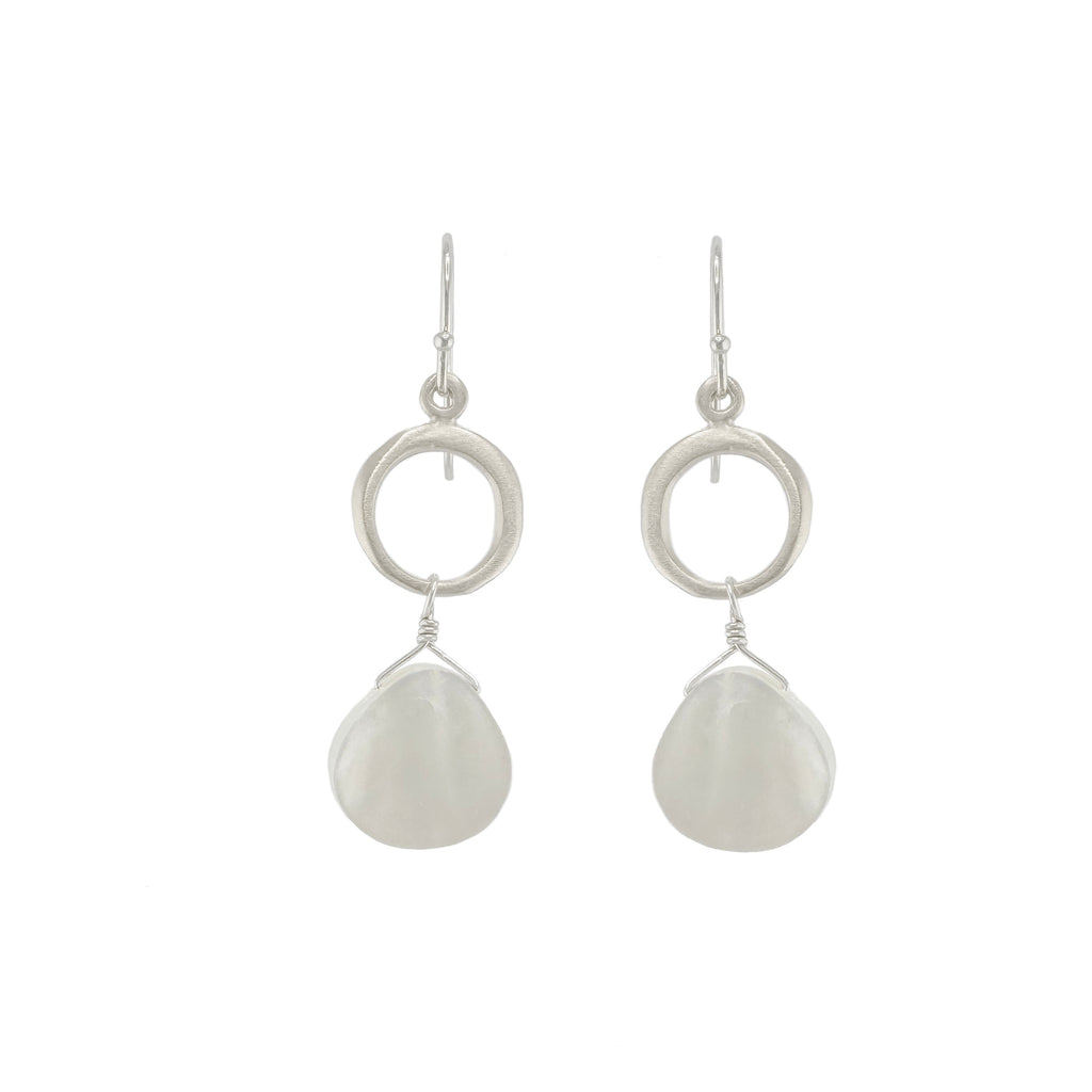 small circle w. white mother of pearl drops earrings in silver