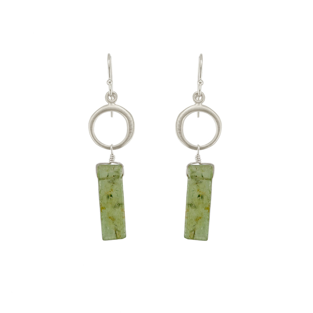 circle w. green kyanite earrings in silver