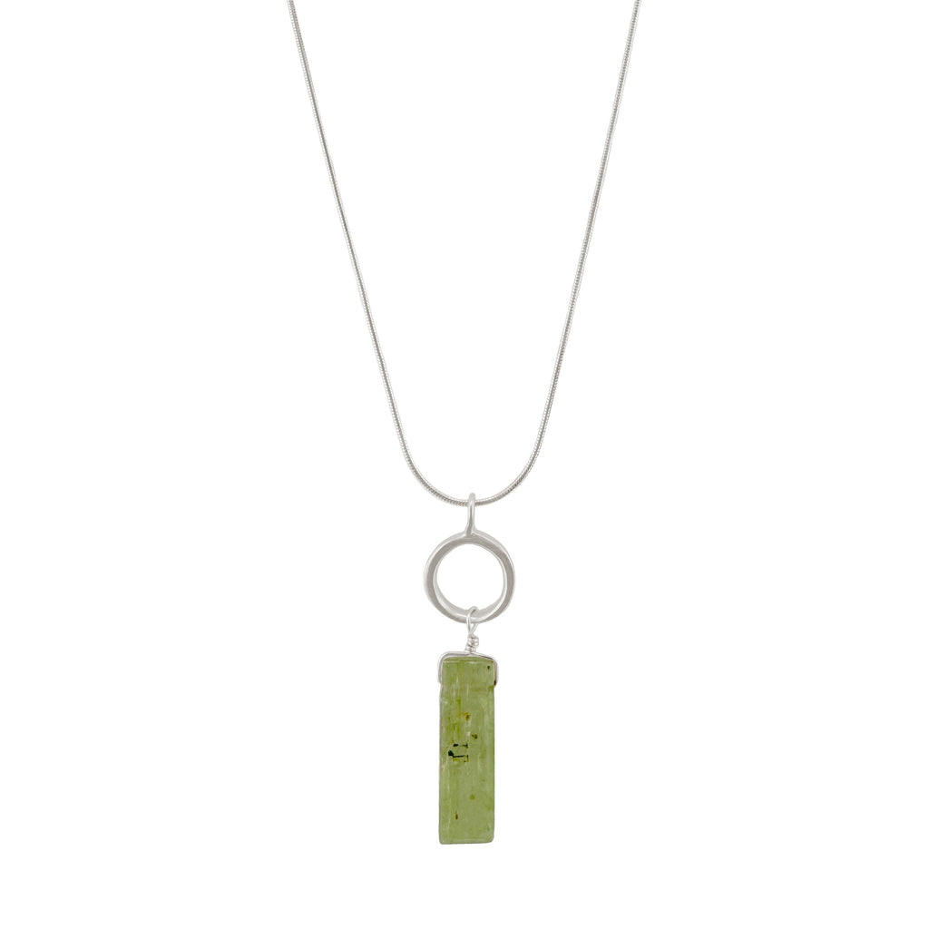circle w. green kyanite necklace in silver
