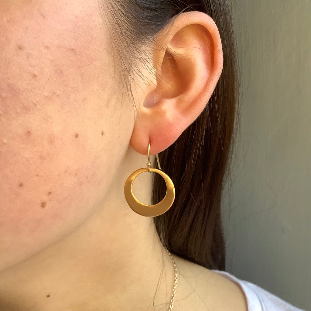 medium circle earrings in vermeil on the ear