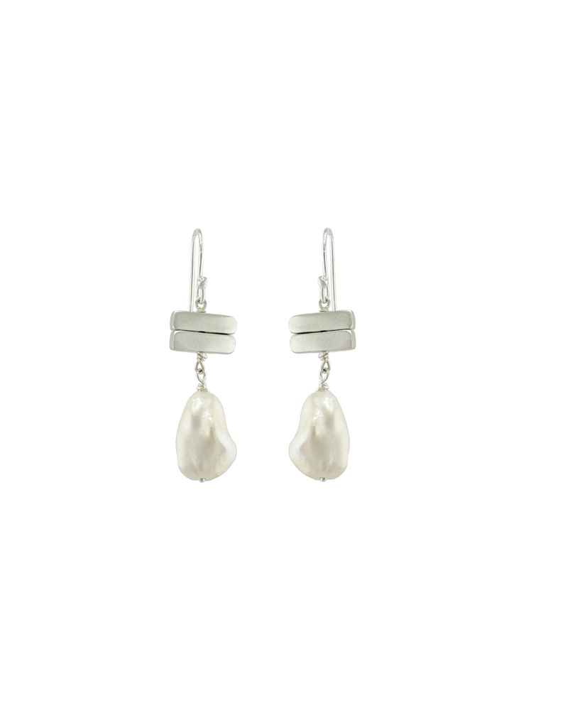 organic pearl w. two bars earrings in silver