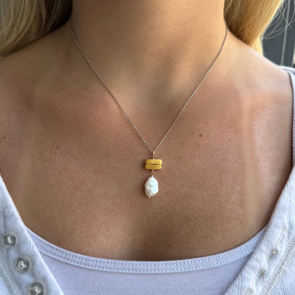 organic pearl w. two bars necklace in vermeil on the neck