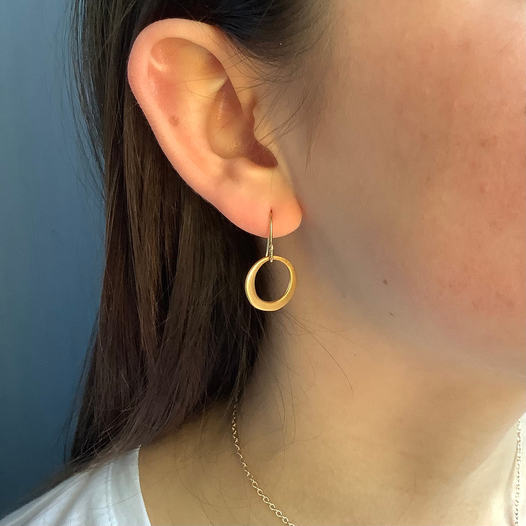 small circles earrings in vermeil on the ear