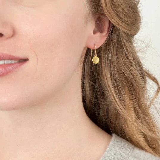 four star wave earrings in gold on model